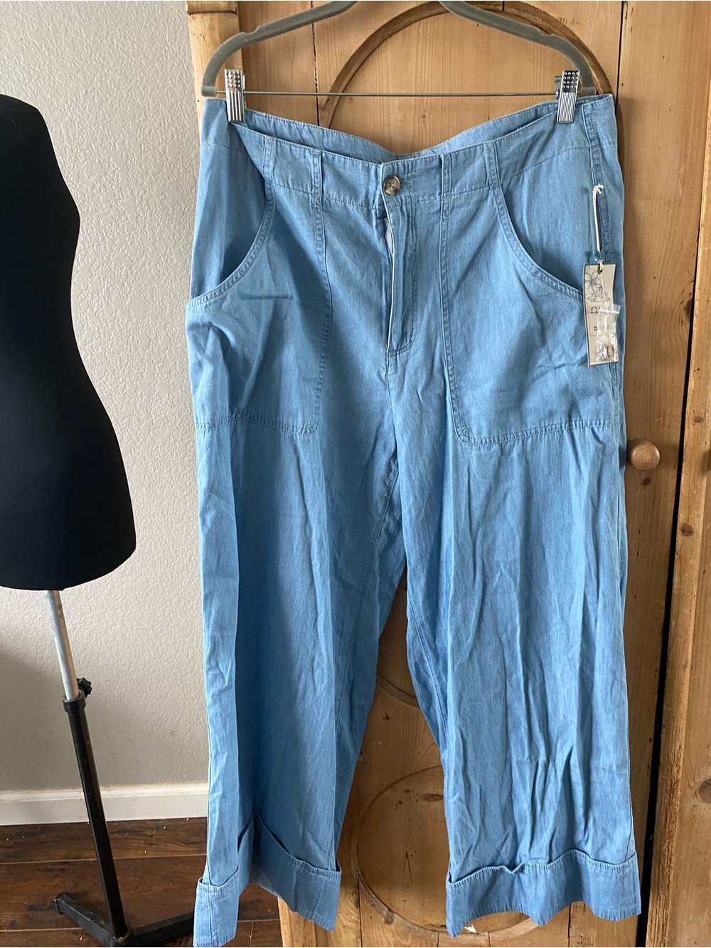 Light Blue Women’s Capris - Casual Wide-Leg Utility Style
